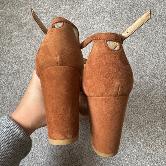 Stuart Weitzman - Picture 5 of 7